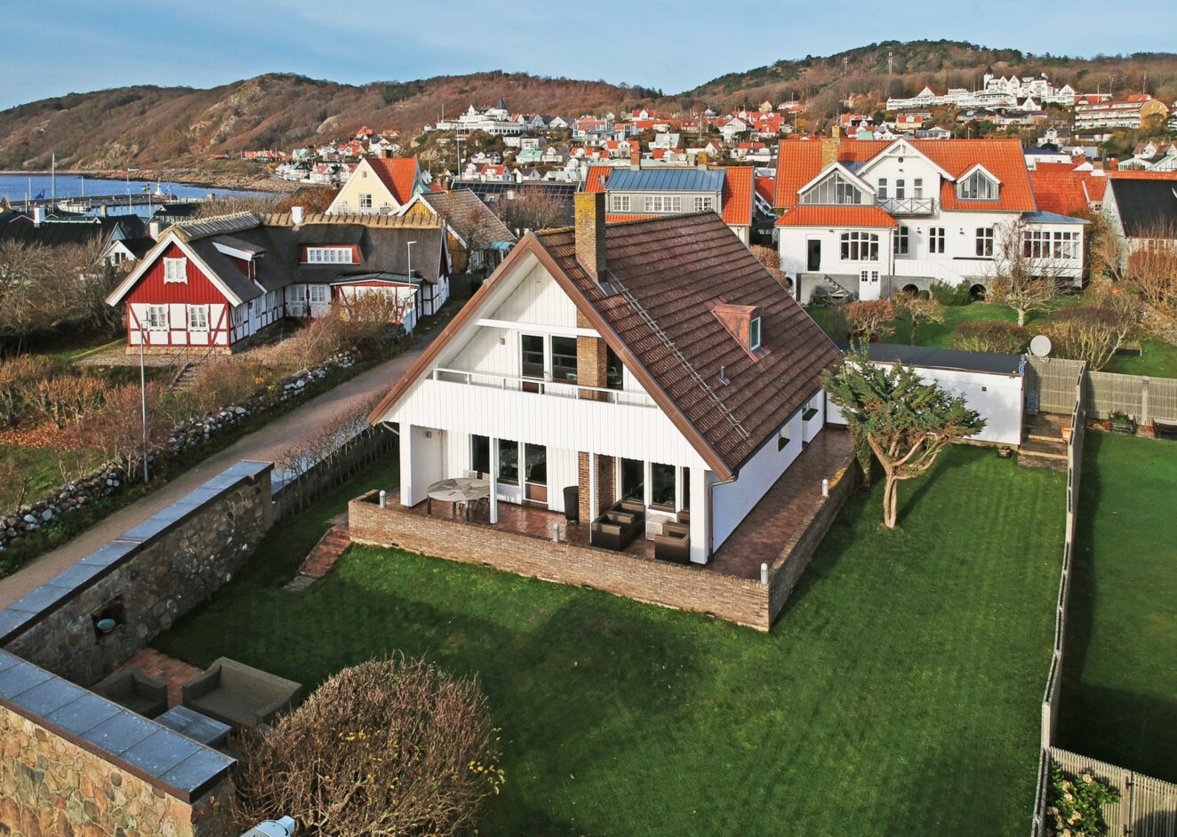 Drömläge på första parkett i centrala Mölle med havet som närmsta granne