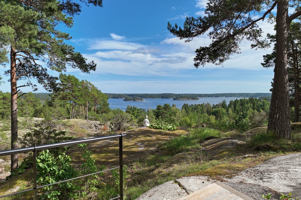 Fritidshus i skandinavisk stil med slående havsutsikt