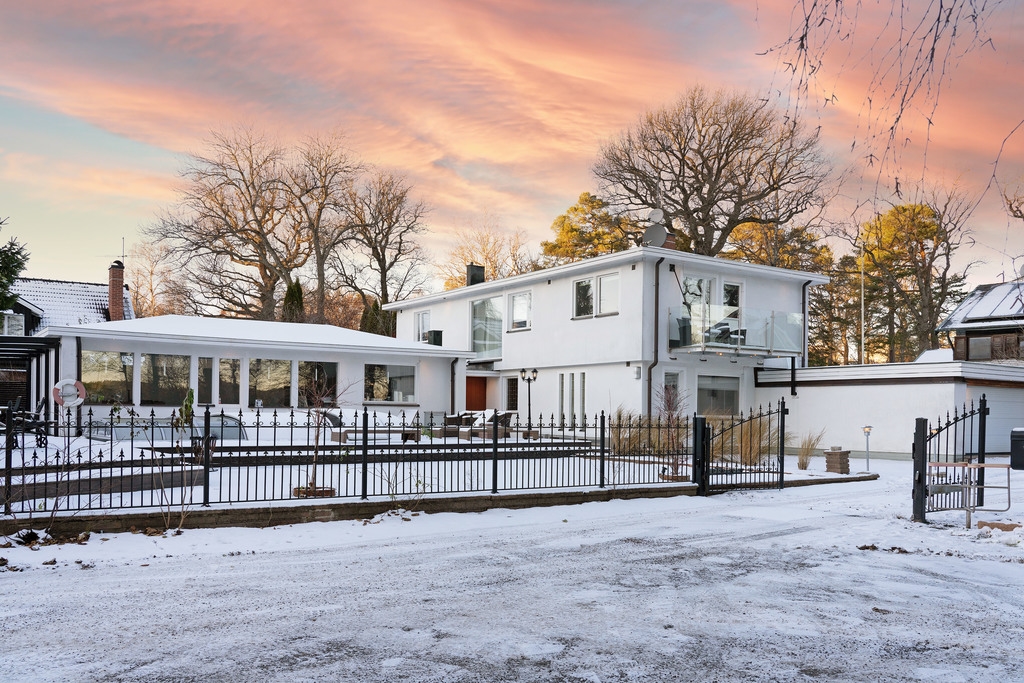 Modern villa ett stenkast från Järlasjön